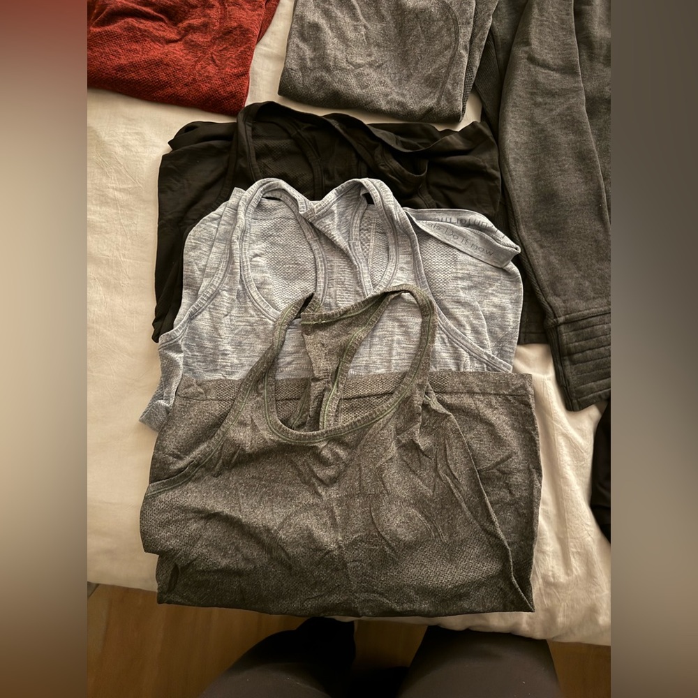 Lululemon haul, lululemon lot. See photos for item (17 items total)